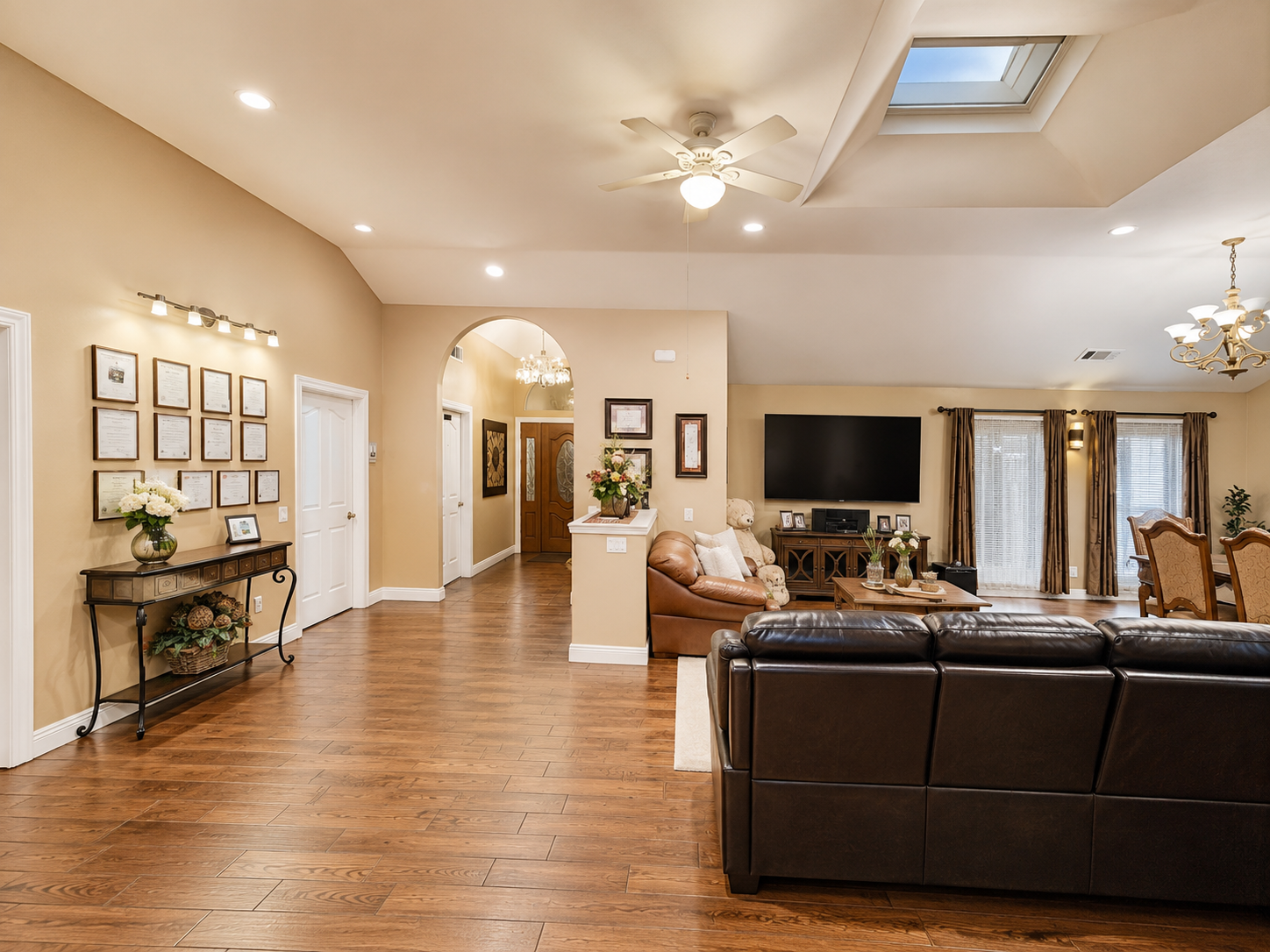 Comfortable common area at The Oaks at Garfield